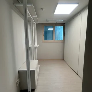기장 신축 아파트 작은방, 맞춤형 붙박이장과 시스템장으로 공간을 넓히다