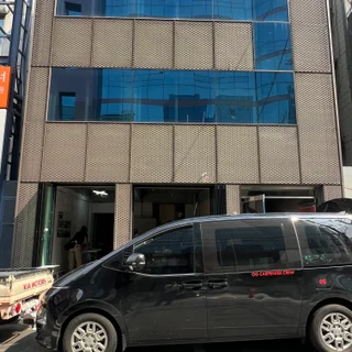 압구정 굿모닝 약국, 시선을 사로잡는 감각적인 간판 디자인 프로젝트