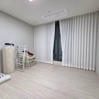 창가에 스며든 빛, 블라인드와 커튼으로 연출하는 아름다운 공간