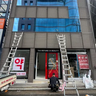 압구정 굿모닝 약국, 시선을 사로잡는 감각적인 간판 디자인 프로젝트
